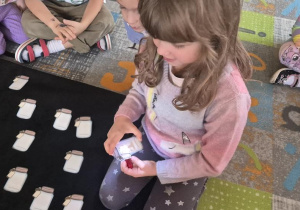 Nela podczas zabawy z latarką