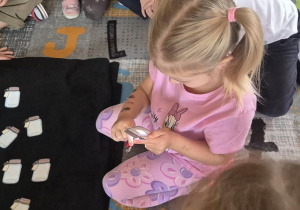 Amelka podczas zabawy z latarką