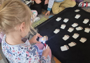 Oliwka podczas zabawy z latarką