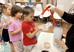 Eksperymenty z suchym lodem