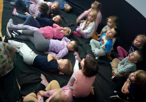 Dzieci podczas seansu w kopule planetarium