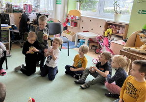 Dzieci cieszą się z obecności Elfa