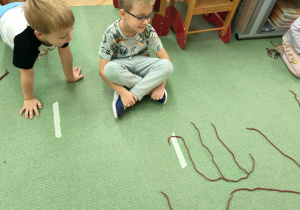 Dzieci poznają kształt litery