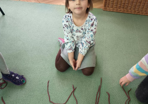 Dzieci ćwiczą sprawność manualną