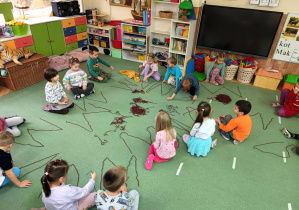 Układanie litery M ze sznurka