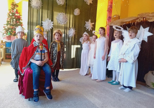 Dzieci śpiewają kolędę