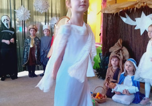 Anioł Róża śpiewa kolędę