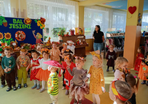 Puchatki bawią się na jesiennym balu