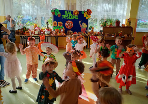 Dzieci rytmicznie machają w rytmie jesiennej piosenki