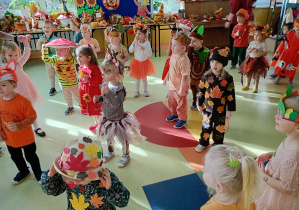 Puchatki bawią się na Balu Jesieni