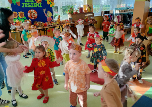 Puchatki tańczą na Balu Jesieni