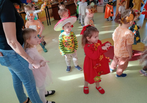 Maluchy uczestniczą w jesiennych zabawach na Balu Jesieni