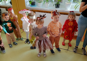 Dzieci uczestniczą w jesiennych zabawach