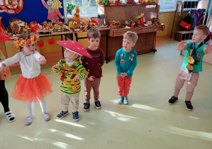 Maluchy tańczą w dużym kole na Balu Jesieni