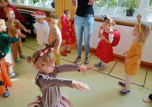 Maluchy wykonują ruch zgodnie z poleceniami w piosence