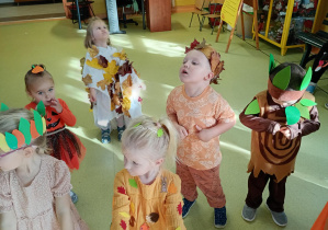 Puchatki wykonują ruch zgodnie z poleceniami w piosence