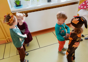 Puchatki tańczą w parach do jesiennych piosenek