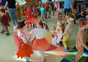 Dzieci tańczą w parach do jesiennych piosenek