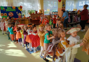 Puchatki tworzą jesienny pociąg