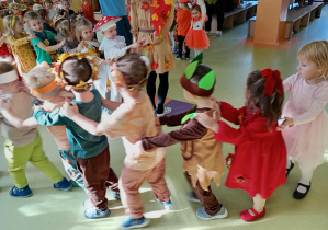 Puchatki poruszają się w jesiennym pociągu w rytmie piosenki