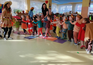 Puchatki poruszają się w jesiennym pociągu w rytmie piosenki