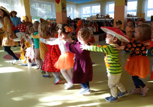 Puchatki poruszają się w jesiennym pociągu w rytmie piosenki