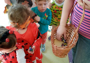 Puchatki częstują się cukierkami z okazji Balu Jesieni