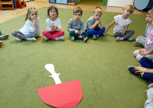 Dzieci oglądają muchomora, który zgubił kropki