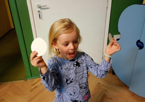 Dziewczynka odszukała w sali zgubione kropki muchomora