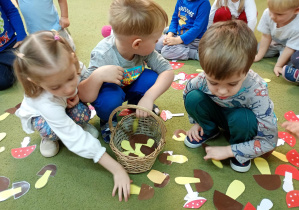 Dzieci segregują sylwety grzybów