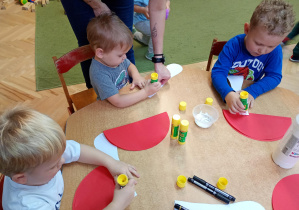 Puchatki tworzą muchomory z papieru