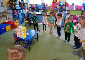 Dziewczynka świętuje w przedszkolu swoje 3 urodziny