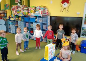 Dzieci śpiewają koleżance "Sto lat"