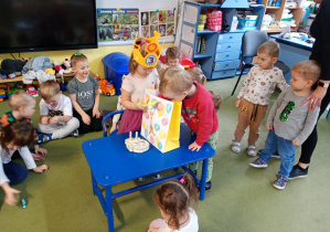 Chłopiec częstuje się urodzinowym cukierkiem od koleżanki