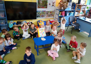 Dzieci świętują 3 urodziny koleżanki