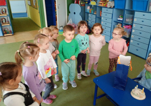 Dzieci śpiewają "Sto lat" koledze