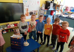 Puchatki śpiewają "Sto lat" koledze