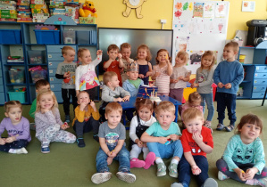 Chłopiec świętuje w przedszkolu swoje 3 urodziny, zdjęcie grupowe