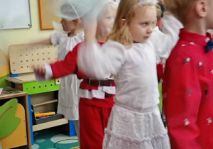 Dzieci tańczą taniec.