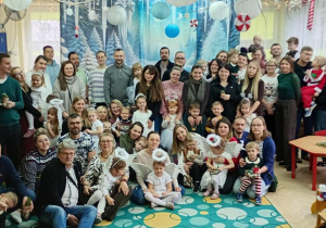 Wspólne zdjęcie dzieci i rodziców.