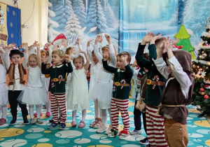 Dzieci śpiewają piosenkę.