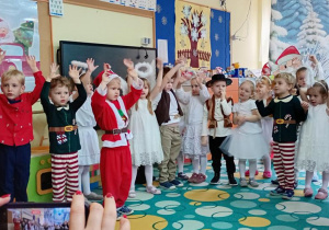 Dzieci śpiewają piosenkę.