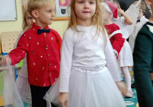 Dzieci tańczą taniec.