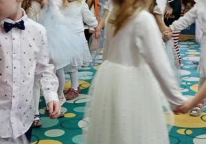 Dzieci tańczą taniec.