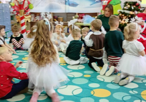 Dzieci dostają prezenty od Mikołaja.