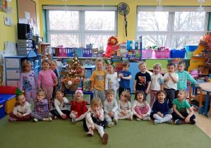 Maluszki z "puchatkową" świąteczną choinką