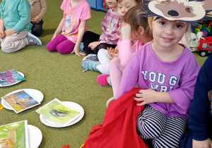 Dziewczynka losuje obrazek z worka