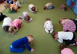 Dzieci zwinęły się w kłębuszki jak jeżyki