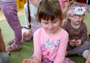 Dziewczynka bada, w jaki sposób kłuje szyszka