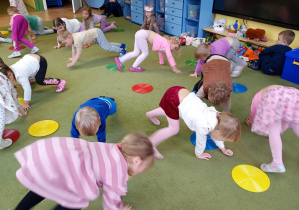 Dzieci naśladują jeżyki